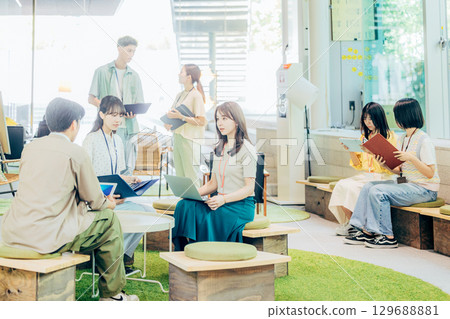 Business woman working in the office 129688881