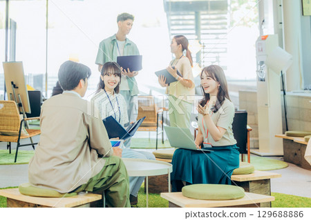 Business woman working in the office 129688886