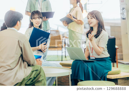 在辦公室工作的女商人 129688888