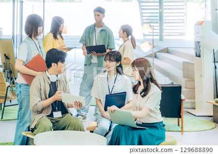 在辦公室工作的女商人 129688890