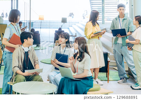 在辦公室工作的女商人 129688891