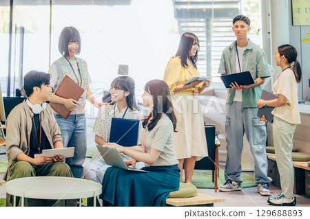 Business woman working in the office 129688893