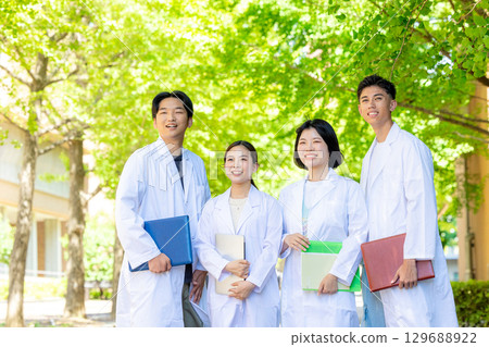醫學院學生身穿白大褂 129688922