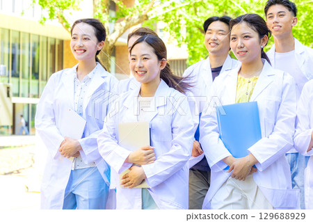 醫學院學生身穿白大褂 129688929