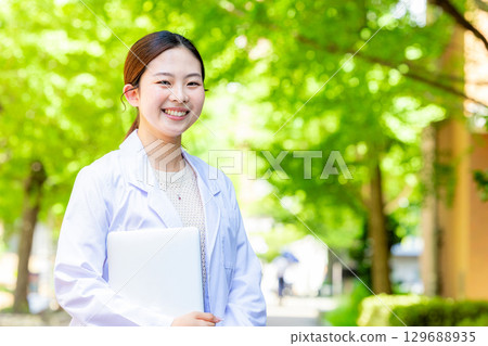 穿白大褂的女學生 129688935