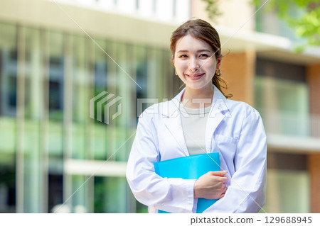 穿白大褂的女學生 129688945