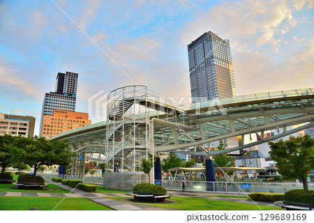 愛知縣名古屋城市景觀：榮綠洲21和摩天大樓的夜景 129689169