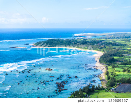 夏季的土森海灘（鹿兒島縣奄美大島） 129689367