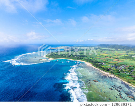 夏季的土森海灘（鹿兒島縣奄美大島） 129689371