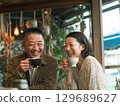 中年夫婦在咖啡館消磨時光 129689627
