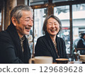 一對老夫婦在咖啡館聊天 129689628