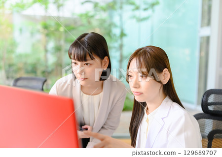 Doctor to consult 129689707