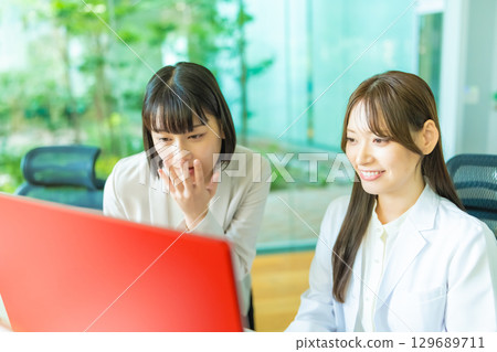 穿白大褂的婦女和女商人、醫藥代表等。 129689711