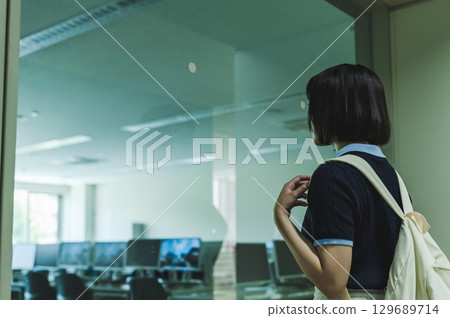 一位女士參觀該設施 129689714