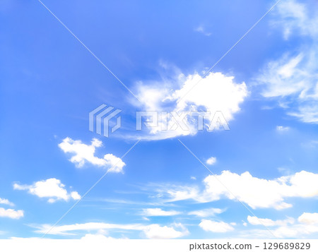 夏日深藍色的天空和潔白的雲朵 129689829