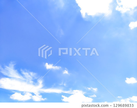 夏日深藍色的天空和潔白的雲朵 129689833