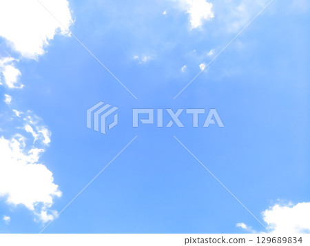 夏日深藍色的天空和潔白的雲朵 夏日深藍色的天空和潔白的雲朵 129689834