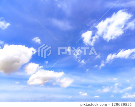 夏日深藍色的天空和潔白的雲朵 129689835