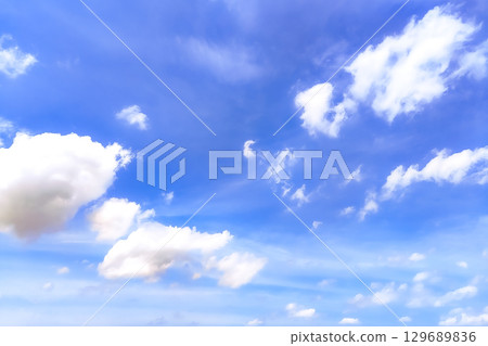 夏日深藍色的天空和潔白的雲朵 夏日深藍色的天空和潔白的雲朵 129689836