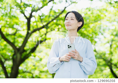 操作智慧型手機的年輕女性 — 生活方式形象 129690208