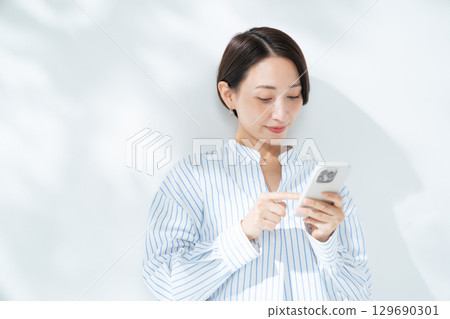 Female smartphone smartphone Female smartphone smartphone 129690301
