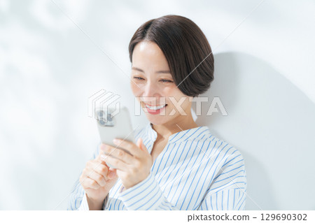 Female smartphone smartphone Female smartphone smartphone 129690302