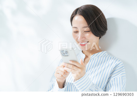 Female smartphone smartphone Female smartphone smartphone 129690303