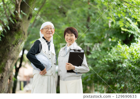 Senior men and women in work clothes 129690633