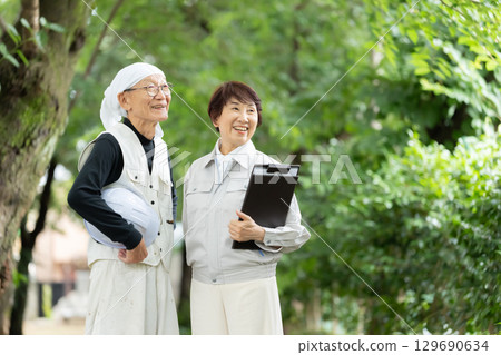 穿著工作服的老年男女 129690634
