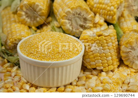 Natural Raw Corn Grits with Fresh Sweetcorn 129690744
