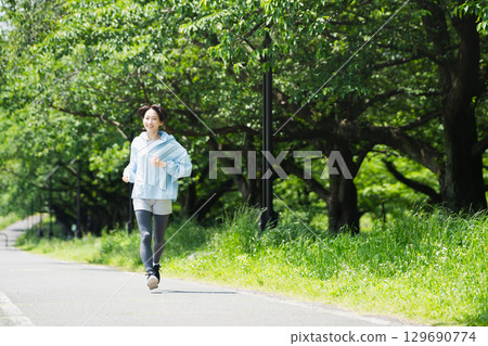 年輕女子跑步運動形象 年輕女子跑步運動形象 129690774