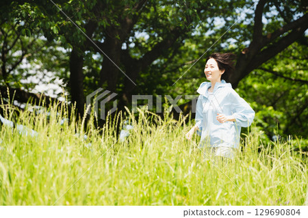 Young woman running sports image 129690804