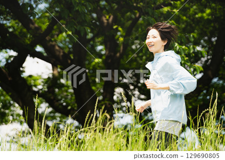 年輕女子跑步運動形象 129690805