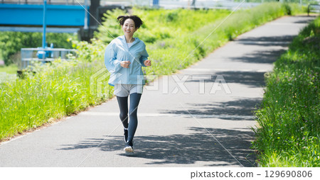 年輕女子跑步運動形象 129690806