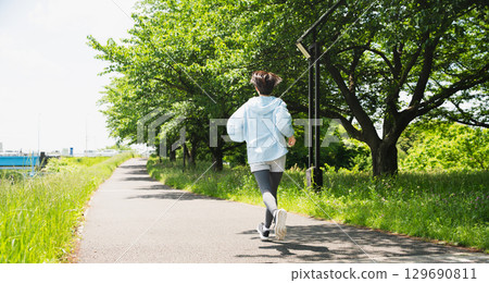 年輕女子跑步運動形象 年輕女子跑步運動形象 129690811
