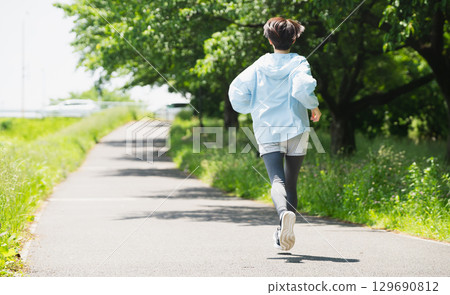 年輕女子跑步運動形象 年輕女子跑步運動形象 129690812