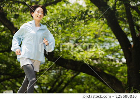 年輕女子跑步運動形象 年輕女子跑步運動形象 129690816