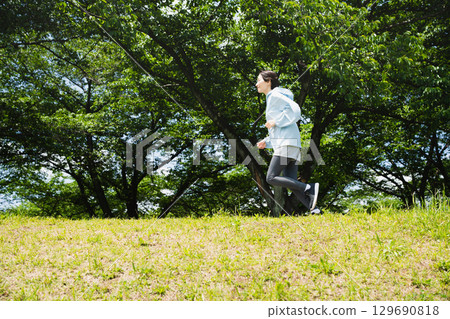 年輕女子跑步運動形象 129690818