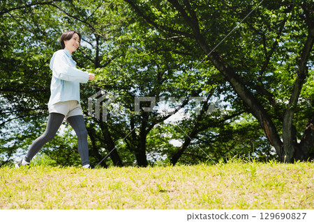 年輕女子跑步運動形象 129690827