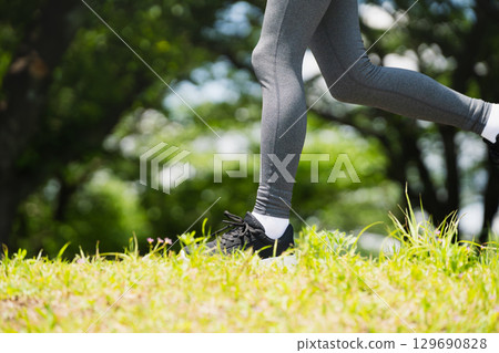 年輕女子跑步運動形象 129690828