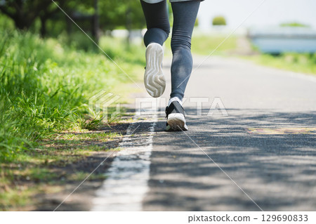 年輕女子跑步運動形象 129690833