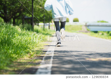 年輕女子跑步運動形象 129690834