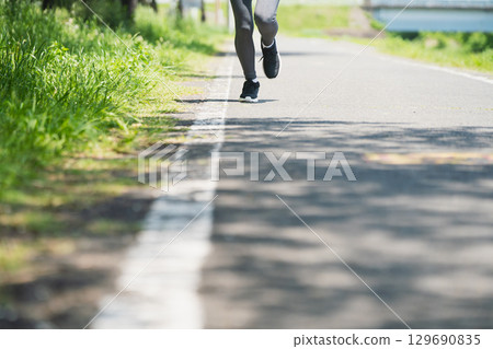年輕女子跑步運動形象 年輕女子跑步運動形象 129690835