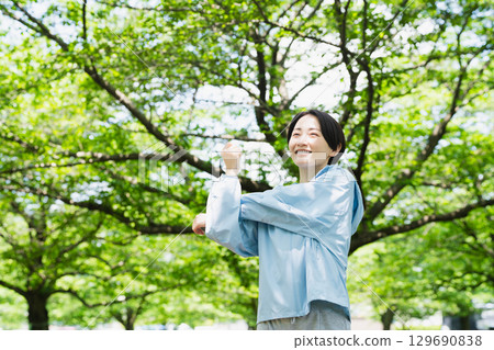 年輕女子伸展運動,運動形象 年輕女子伸展運動,運動形象 129690838
