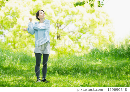 年輕女子伸展運動，運動形象 129690848