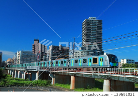 盛夏時節穿越鶴見川的40000系列列車 129691021