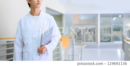 穿著白大褂的人的肖像 129691136