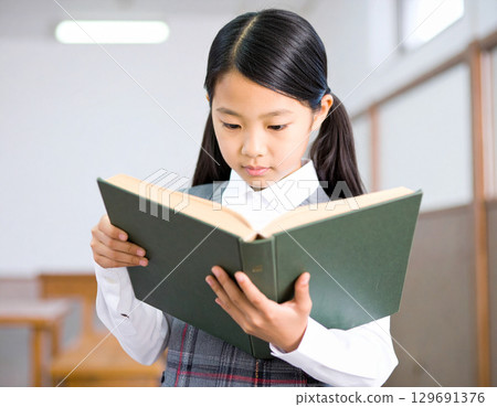 女學生在課堂上專心讀書 129691376