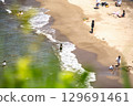夏天在沙灘上玩耍的家庭 129691461