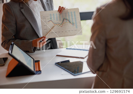 Engaging Business Meeting Featuring Data Presentation, Detailed Analysis, and Insights 129691574